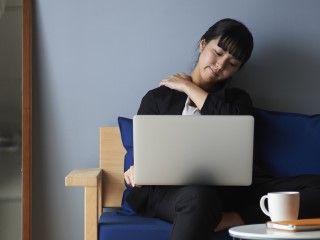 テレワークで肩こり・腰痛に苦しむ人が続出、原因はズバリ「あれ」