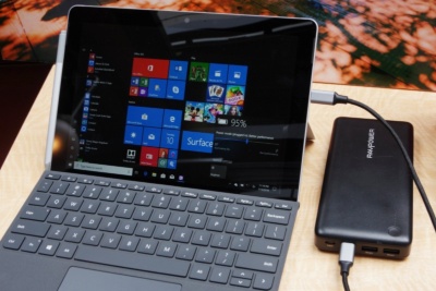 Surface GoはUSB PDでの充電に対応。外出先でバッテリーがなくなっても、スマホのようにUSB PD対応モバイルバッテリーから充電できる