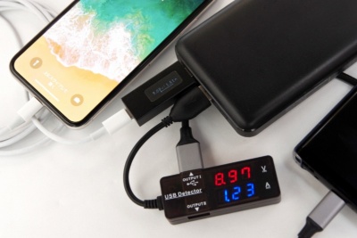 USB Type-C端子からUSB PD対応のiPhone Xを、USB Type-A端子からQuick Charge 3.0対応のAndroidスマホを急速充電するといった使い方もできる