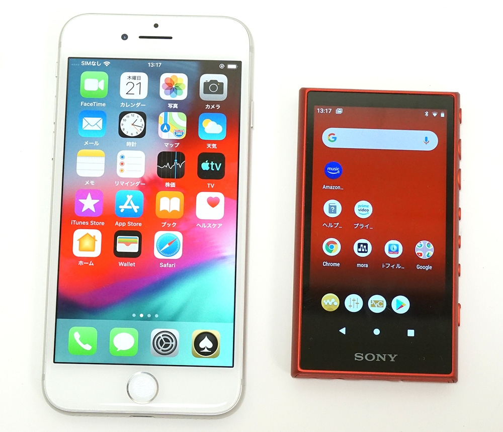 iPhone 8（左）とNW-A106の大きさを比べた。NW-A106の方がやや厚みはあるが、だいぶ小さい 