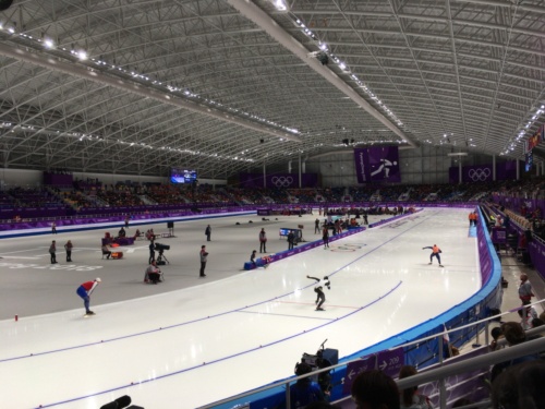 スピードスケート会場の内観。氷上競技の1つも最初は仮設だったのが途中から恒久施設になっている。そのことで江陵オリンピックパーク内の隣接した場所に似たような施設が3つもできたことになる（写真：山嵜 一也）