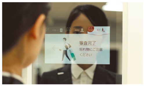 法務省が2017年10月に導入した「顔認証ゲート」。日本人が帰国手続きをする際、IC旅券のICチップ内の顔画像とゲートで撮影した本人の顔画像を照合して本人であることを確認する