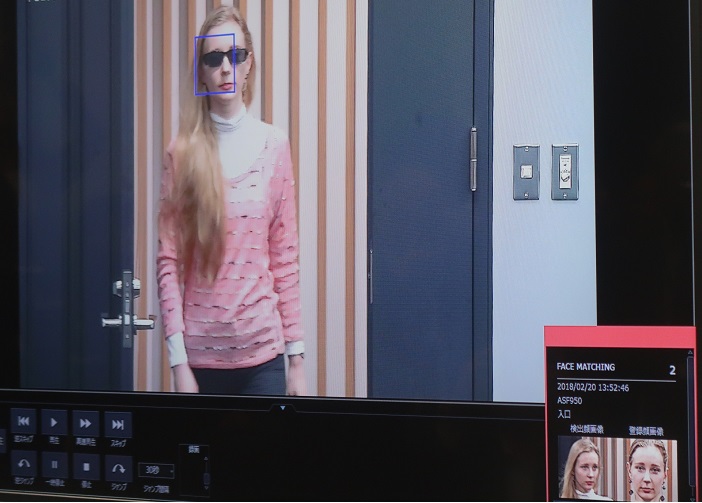 パナソニックの新しい顔認証システム「FacePRO」。サングラスをかけて顔の一部を隠している人でも、登録した顔画像と照合して本人確認できる