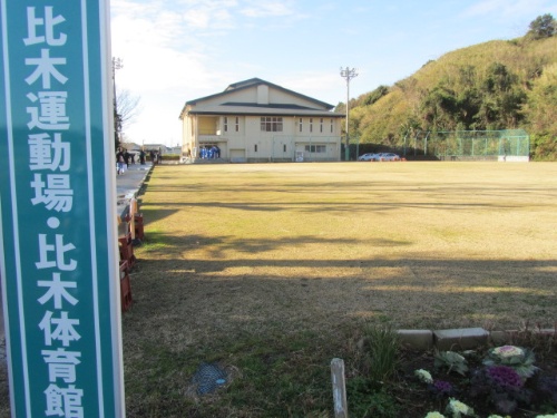屋内避難訓練の会場となった静岡県御前崎市の比木体育館。同体育館内に避難用のエアシェルターを設置した。御前崎市は、旧浜岡町と旧御前崎町が2004年4月に合併してできた人口5万人の市。