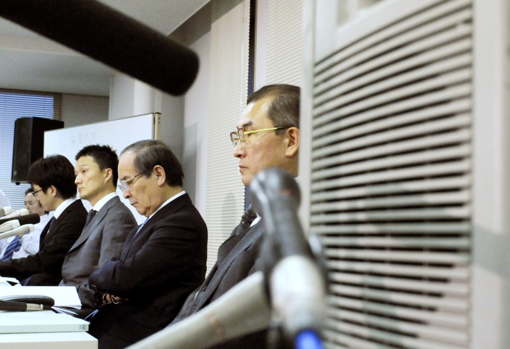 辞任後に録音テープを公開した富士通の野副州旦・元社長（右から2人目）