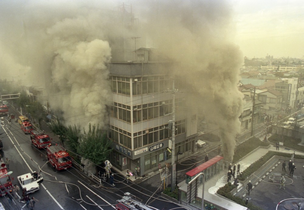 世田谷ケーブル火災の1984年、銀行業務停止やMacintosh発売 | 日経