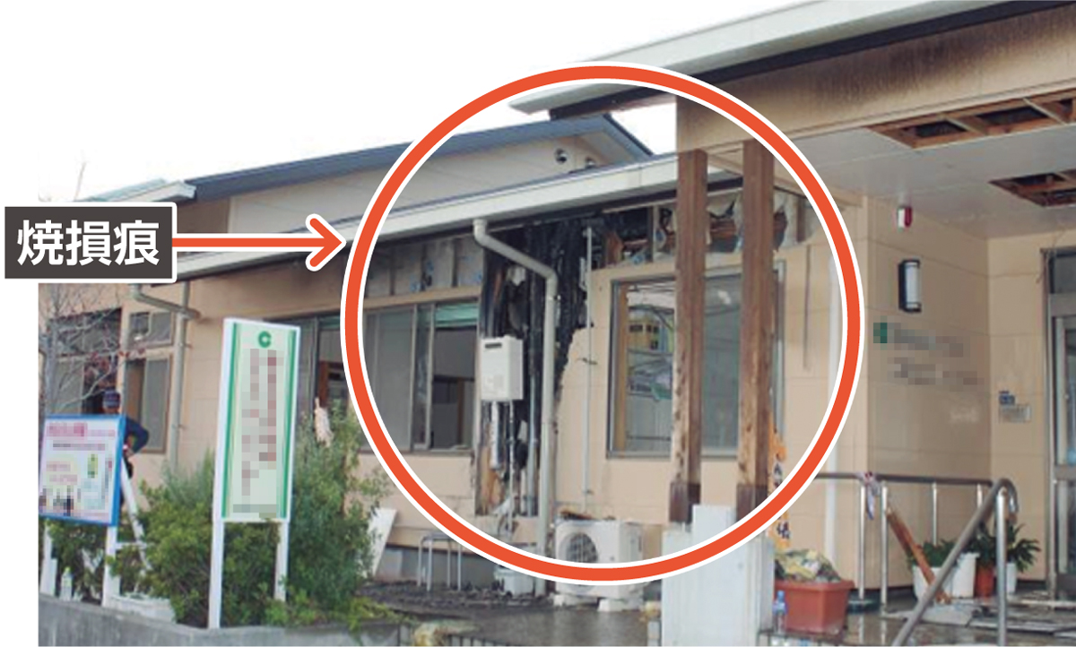 熊本市内で火災が発生した木造平屋建ての地域コミュニティセンターの外観。焼損痕が調理室の外壁の上方へ向かって、扇状に広がっていた（写真：熊本市消防局）