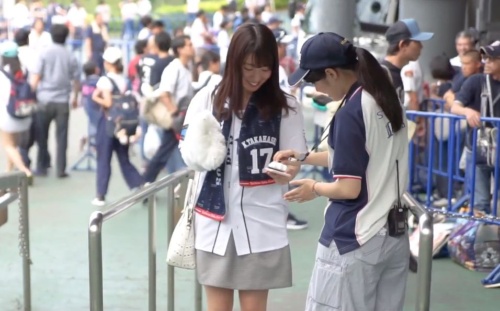 埼玉西武ライオンズが本拠地とする「メットライフドーム」の入場ゲートの様子。観客が係員にスマホの画面を見せる