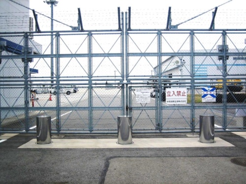 中部国際空港の滑走路手前に「ハードポスト」を設置している。滑走路への暴走車両の侵入を防ぐ重要設備だ（撮影：コーエイ工業）
