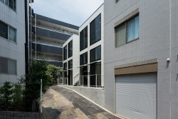写真の中央が、共同住宅をホテルに用途変更して合法的に民泊営業をしているSMI:RE STYLE TOKYO（スマイルスタイルトウキョウ）（写真：ビーフンデザイン）
