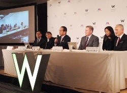 1月10日、東京・六本木の「ザ・リッツ・カールトン東京」で記者発表会が開かれた。左から、日建設計の亀井忠夫社長、安藤忠雄建築研究所代表の安藤忠雄氏、積水ハウスの和田勇会長兼CEO、マリオット・インターナショナルのクレイグ・スミス社長兼マネージングディレクター、同社ラグジュアリーブランド、マーケティング担当のブルース・ライドバイス・プレジデント(写真:日経アーキテクチュア)