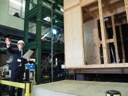 京都大学防災研究所の強震応答実験装置での実験の様子。この後、熊本地震を再現した（写真：日経ホームビルダー）
