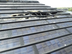 戸建て住宅に設置された屋根一体型の太陽電池パネルから出火。屋根の一部が焼け抜ける火災に発展した。瓦の一部がパネルに重なり、継続的にホットスポット現象が起こっていたことが原因とみられている（写真：川崎市消防局）