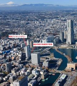横浜市新市庁舎の建設地周辺を東側上空から見る。槇文彦氏が設計した「横浜アイランドタワー」（2002年竣工）の西側が新市庁舎の建設予定地（写真：川澄・小林研二写真事務所）