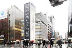 2017年3月31日撮影の「銀座 ソニービル」。所在地は東京都中央区銀座5-3-1。敷地面積707.27m2、建築面積686.39m2、延べ面積8811.64m2、地下5階・地上8階・塔屋3階、高さ31m、塔屋12mという規模だった（写真：日経アーキテクチュア）