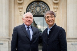 フランス・パリで6月26日、安藤忠雄氏が設計する新美術館の概要が発表された。美術館には、ピノー財団が所蔵する美術品約3000品以上を展示する予定だ。写真はフランソワ・ピノー氏（左手）と安藤氏（写真：Fred Marigaux 2016）