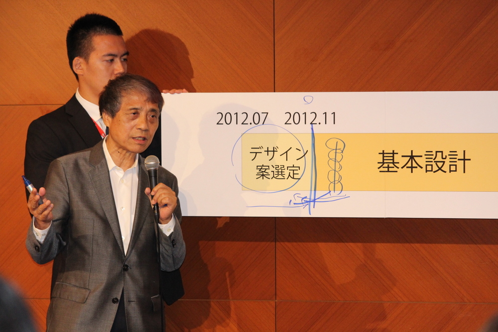 フリップボードを使って国際デザイン競技の審査責任を説明する安藤忠雄氏（写真：日経アーキテクチュア）