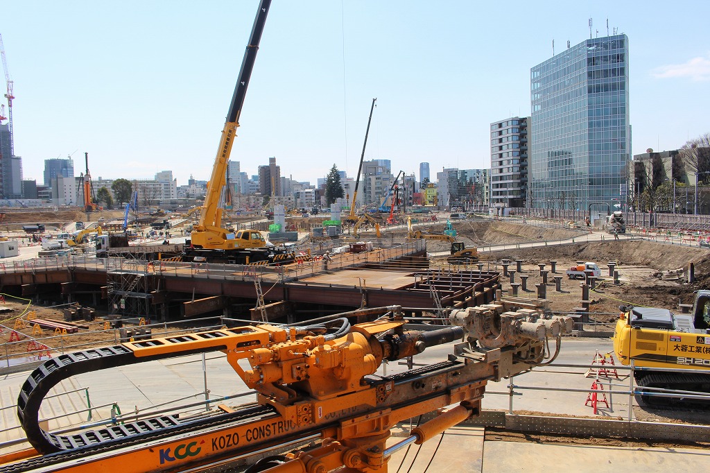 新国立競技場の施工現場で地盤改良を施していた外苑西通り側を望む。3月24日に撮影（写真：日経アーキテクチュア）