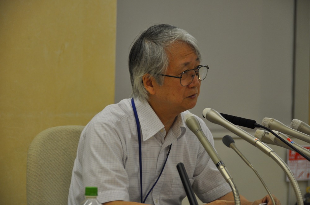 東京都庁で会見に臨む弁護士の小島敏郎氏。「市場問題プロジェクトチーム」の座長を務める。同チームは、第1回会合の9月中の開催を目指している（写真：日経アーキテクチュア）