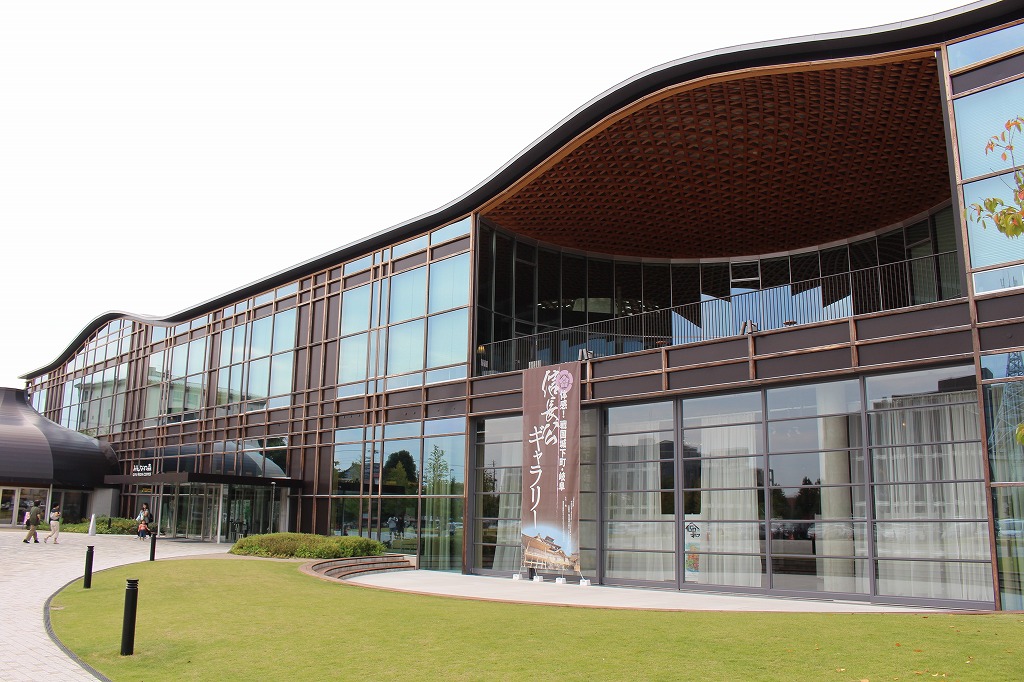 2015年7月に開館した岐阜市の「みんなの森 ぎふメディアコスモス」。15年2月の竣工から17年9月14日時点までに通算で28回の漏水が確認された（写真：日経アーキテクチュア）