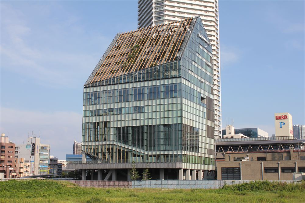 ららぽーと豊洲のある西側から見た江東区豊洲シビックセンターの全景。手前の空き地には超高層2棟が建設予定（写真：日経アーキテクチュア）