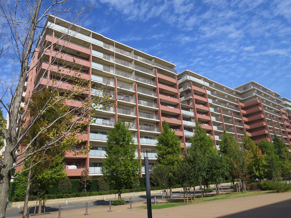 傾斜が明らかになった横浜市都筑区のマンション「パークシティLaLa横浜」。事業者は三井不動産と明豊エンタープライズで設計・施工は三井住友建設。竣工は2007年12月。構造・規模は鉄筋コンクリート造の地上12階建て。住戸数は705戸だ（写真：日経アーキテクチュア）