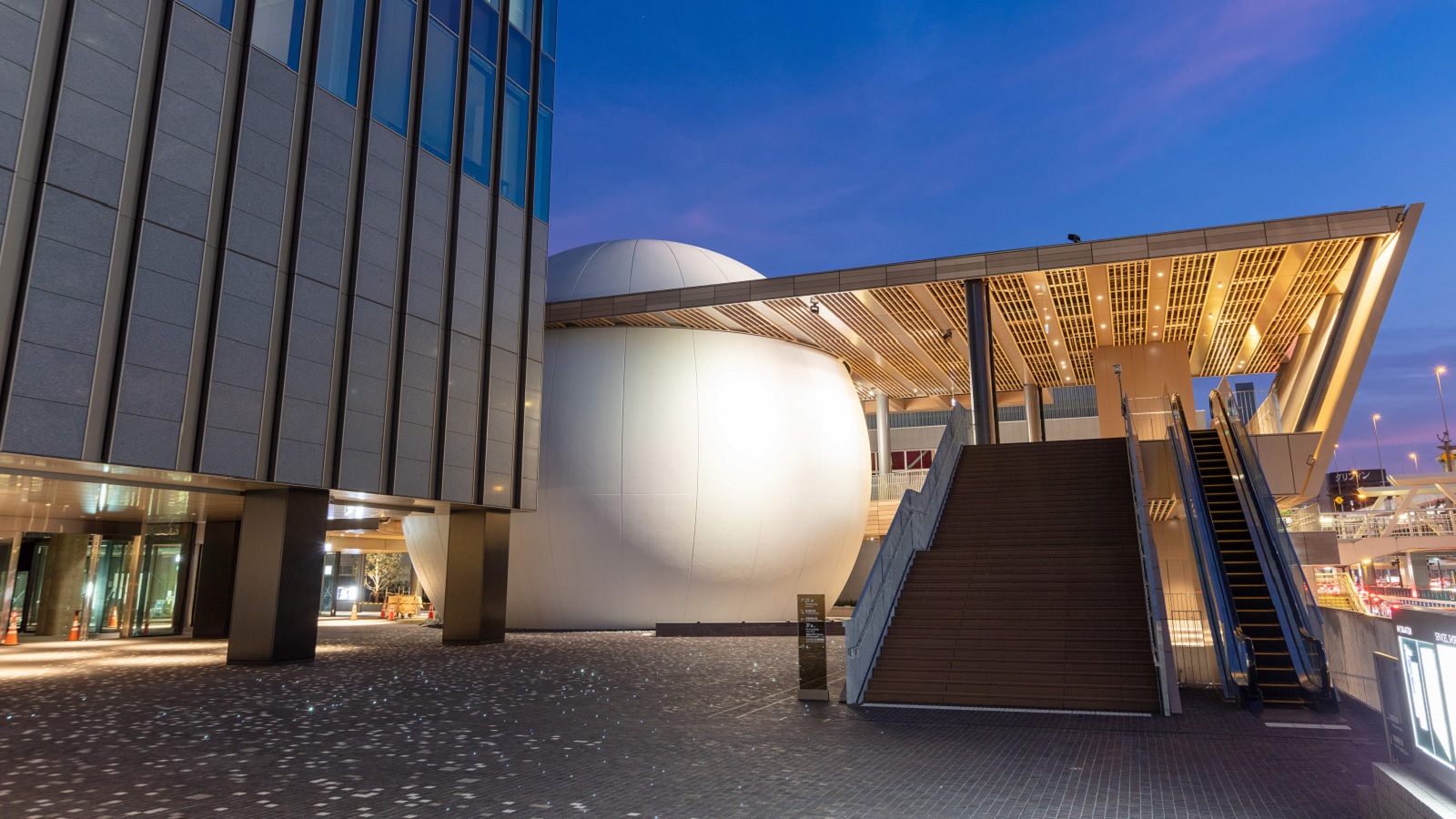 球体プラネタリウムがあるオフィスビル、みなとみらいの「横浜ゲート
