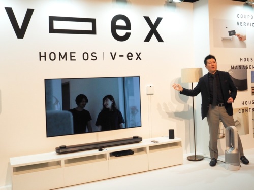 〔写真1〕奈良県の住宅会社であるSOUSEIの乃村一政代表取締役は、住宅に設置するIoT機器「v-ex（ベクス）」を開発した。大手ハウスメーカーやパワービルダーには販売せず、中小工務店向けに提供する。IoTを活用した新たな家づくりを目指す（撮影：安井 功）