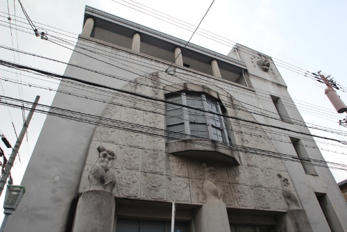 逓信省の岩元禄が設計した旧京都中央電話局西陣分局舎（1921年）。正面外壁に裸婦のトルソーが付いている