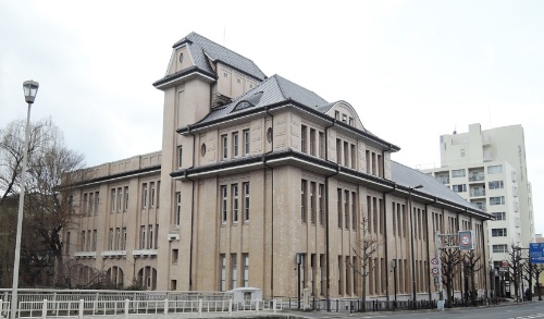 逓信省在籍時の吉田鉄郎が設計した旧京都中央電話局上分局（1923年、登録有形文化財）。現在は店舗やスポーツクラブが入っている