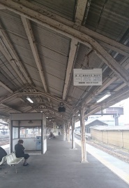 左写真はJR九州の鳥栖駅の様子。明治29年（1896年）製造のドイツ クルップ（KRUPP）の線路が駅舎を支える。右写真は、パナソニック コネクティッドソリューションズ社（CNS社） 佐賀工場