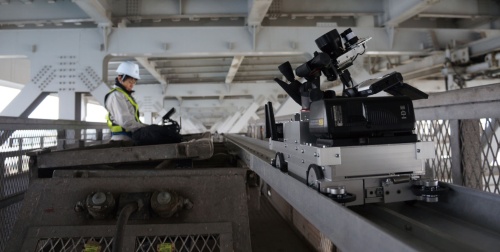 赤外線カメラを搭載したロボットを遠隔で操作して、鋼床版の溶接部を撮影する。亀裂箇所で温度の差が出やすい3～9月が点検に向く（写真：本州四国連絡高速道路会社）