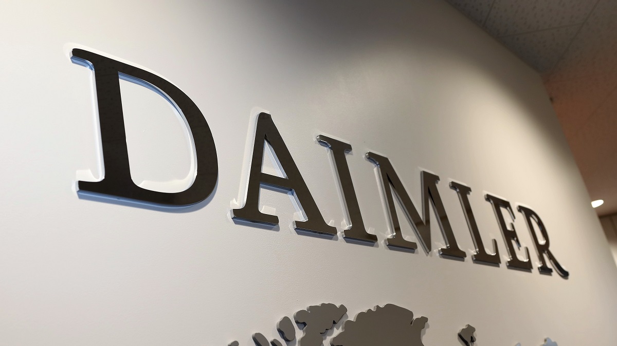三菱ふそうは川崎市の社屋内にDaimlerの文字を掲げ、連携を強調する 