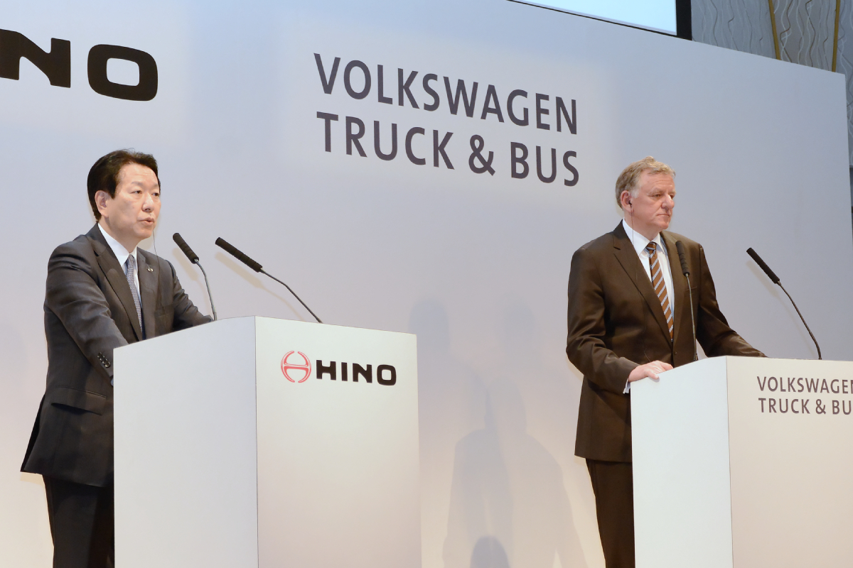 図１　VWのトラック・バス部門との提携を説明する日野自動車社長の下義生氏