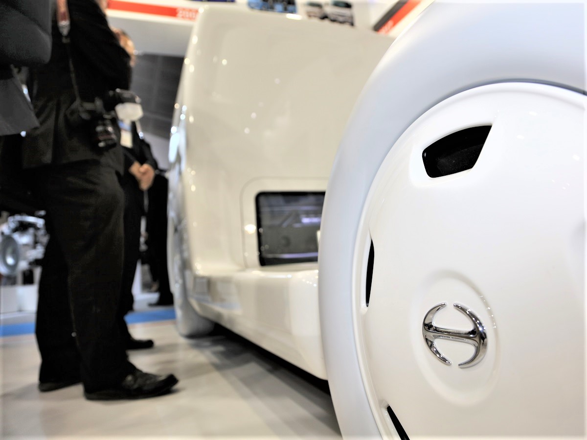 日野自動車は電気自動車（EV）トラックなど先進技術の開発を急いでいる