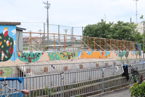 幅40mにわたって倒壊した高槻市立寿栄小学校のブロック塀。市によるとブロック1つの大きさは縦20cm、横40cmで厚みは不明。6月18日午後4時半すぎ撮影（写真：日経コンストラクション）