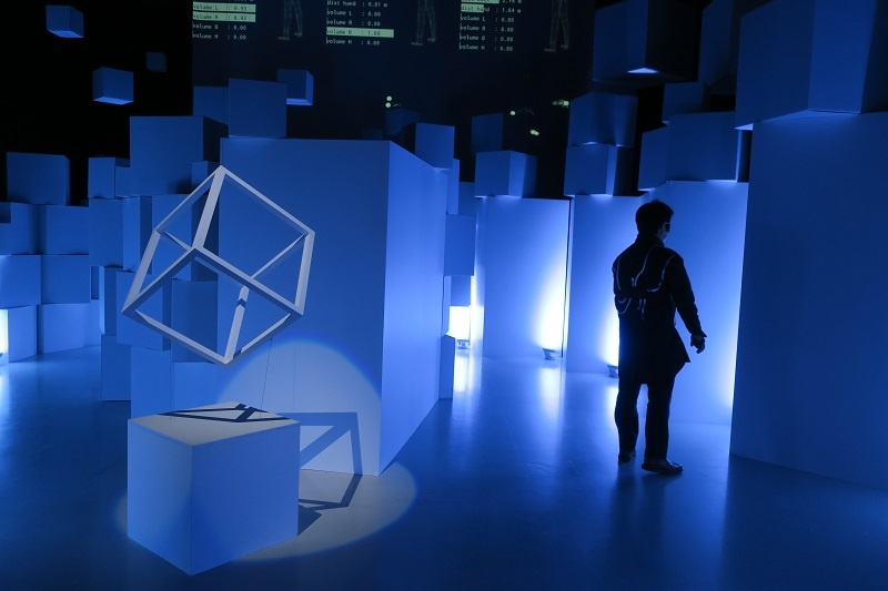 知覚を着る服を体験 ライゾマ真鍋氏らが開発 日経クロステック Xtech