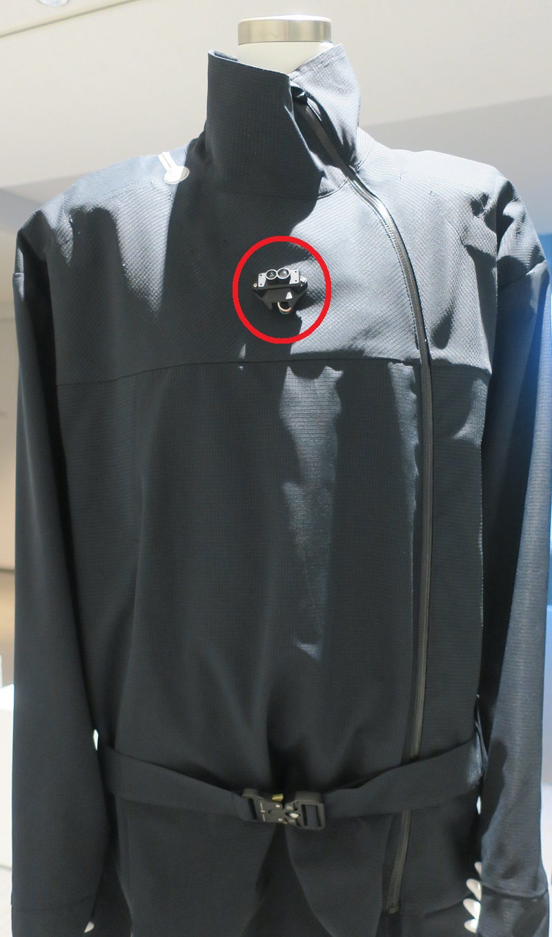 服の前方に取り付けられた「距離センサー」（赤丸の部分）。初代のecho wearより、かなり小型になった