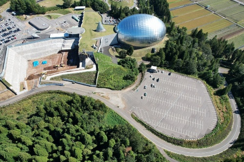 福井県勝山市にある、かつやま恐竜の森(長尾山総合公園)を西側上空から見下ろす。写真手前の第3駐車場に恐竜学部(仮称)の学部棟を新設する(資料:福井県)