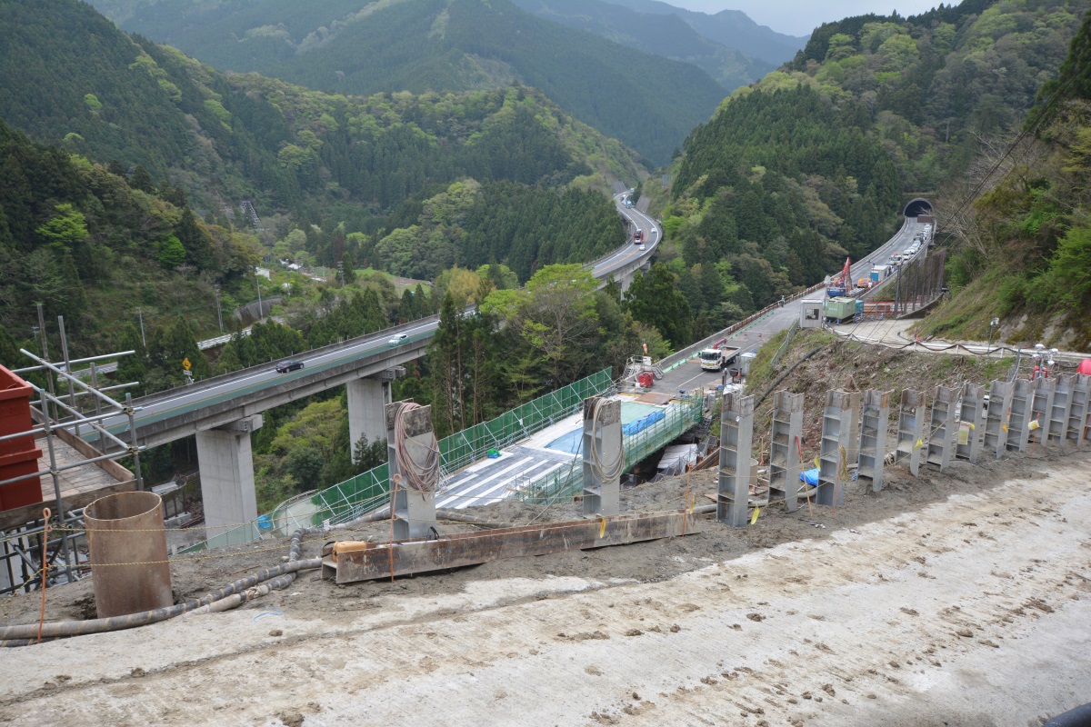 斜面から見下ろした立川橋。手前に見えるのが流向制御工の一部となるH形鋼。完成段階ではH形鋼を溶接でさらに継ぎ足して、もう少し高くなる予定。強靭ワイヤネットの設置前（写真：日経コンストラクション）