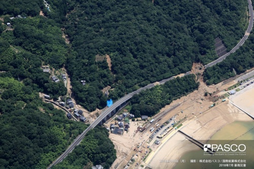 広島呉道路の脇で発生した斜面崩壊で、高速道路と国道31号、JR呉線が寸断された。7月9日撮影（写真：パスコ、国際航業）