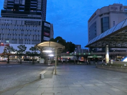 7月12日、夜明け前の広島駅を出発。駅周辺やその西側は豪雨による被害がほとんどなく、整然としている（写真：日経コンストラクション）