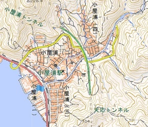 広島県坂町小屋浦地区の地図。記者は広島湾沿いの国道31号を通ってJR小屋浦駅周辺に到着。天地川の上流を目指して歩いた（資料：国土地理院）