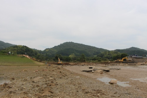 小田川の堤防が決壊した部分。約100mにわたって堤防がえぐられている。周囲にはバラバラに砕けた擁壁のコンクリートなどが散乱していた（写真：日経アーキテクチュア）