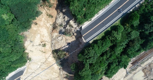 広島呉道路の被災箇所。真上からドローンで撮影した(写真:西日本高速道路会社)