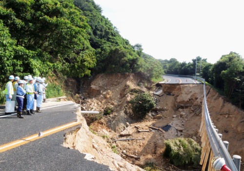 広島呉道路の被災箇所。写真左手で土石流が発生し、道路が崩壊した（写真：日経コンストラクション）