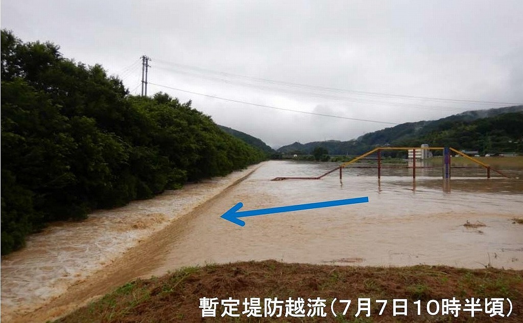 7月7日に、大洲市東大洲の暫定堤防（計画高水位に対応した高さや断面を持たない堤防）で越流した様子。大洲市内の同様の堤防7カ所全てで越流した（写真：国土交通省）