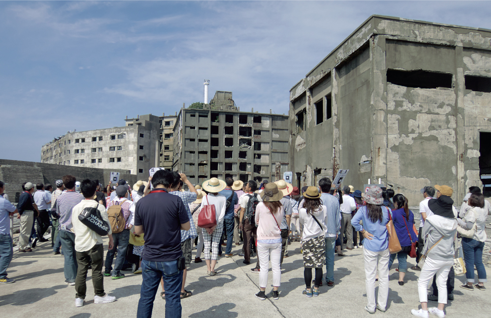 長崎市「軍艦島」（端島炭坑）。「明治日本の産業革命遺産〜製鉄・製鋼、造船、石炭産業」のうちの1物件として、ユネスコが2015年に世界遺産に登録。炭鉱の歴史を知る、代表的な産業観光スポットの1つ（撮影：日経アーキテクチュア）