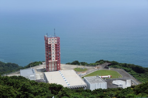 M（ミュー）センターを見下ろす。世界の主要ロケット発射場は広大な平地にあり、内之浦のように山中につくられた発射場は珍しい（写真：JAXA）