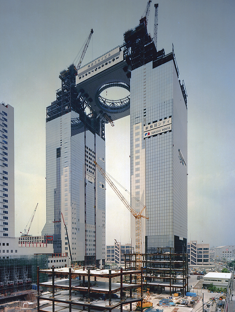 世界トップ20入りの梅田「空中庭園」、観光客が連結超高層のすごさを